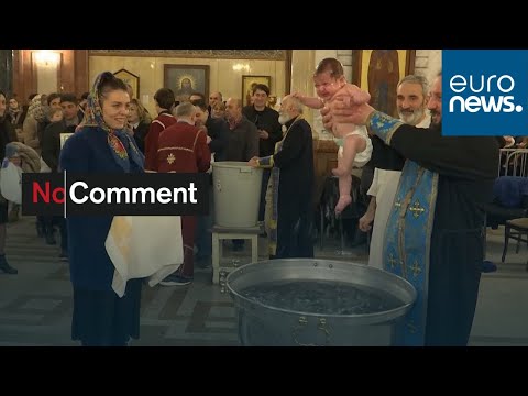 Vidéo: Comment L'eau Baptismale Est Bénie Dans Les églises Orthodoxes