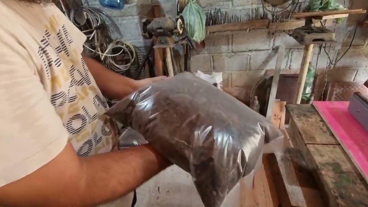 Empacotando adubo orgânico | Pesagem, selagem e produto final 🌱