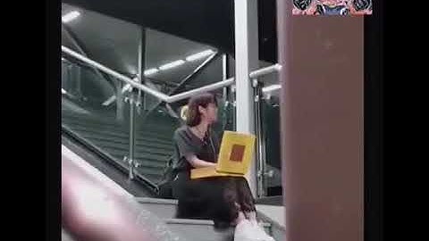 Cô Gái Vừa ăn bánh trung thu vừa khóc 1 mình dưới mưa