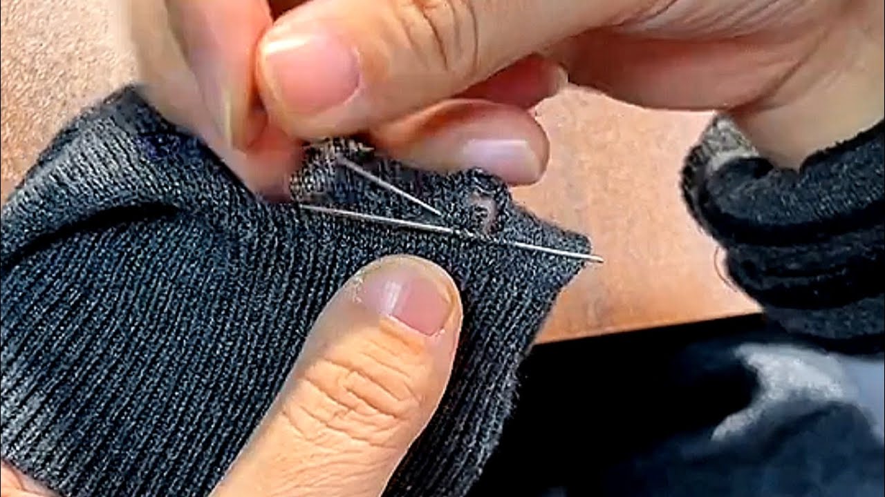 Как идеально зашить дырку в вязаном свитере, не оставив следов.