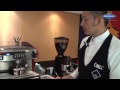 Barista haciendo un macchiato en máquina espresso La Spaziale - Pallomaro S.A