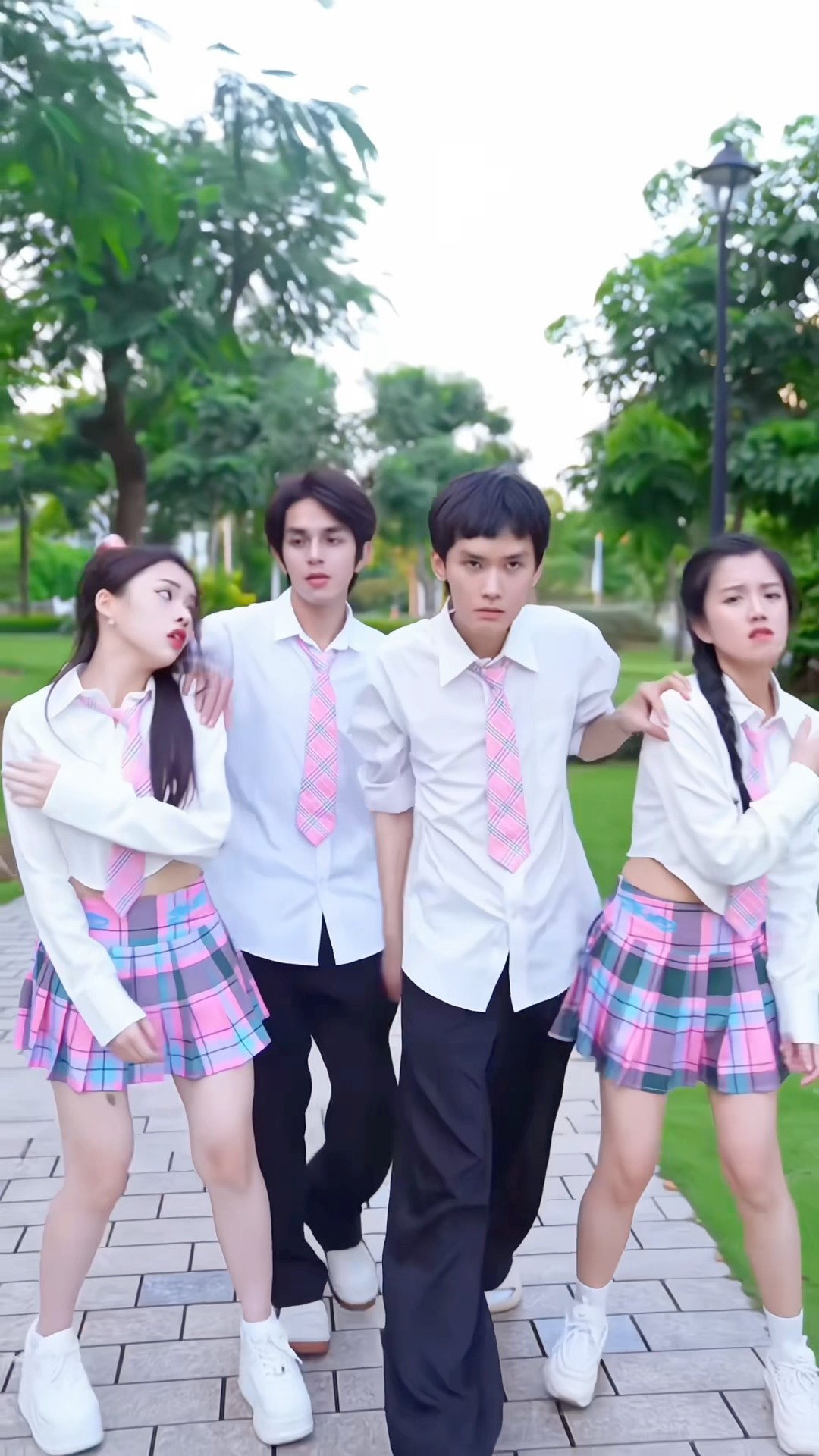 My friends always behind! ? #shorts #c4class #chany #schooldrama