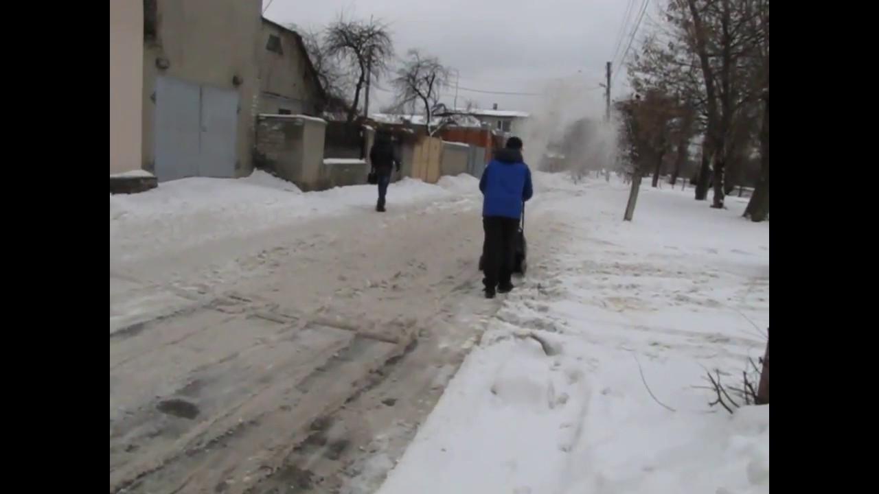 Снегоуборщик McCulloch MSB 121 против мокрого и слежавшегося снега