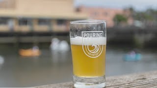 Kamis Haus: Para penggemar bir memadati pantai untuk acara Pouring at the Coast.