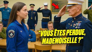 Elle servait le café en salle d’info — puis l’amiral a dit son indicatif et tout s’est figé