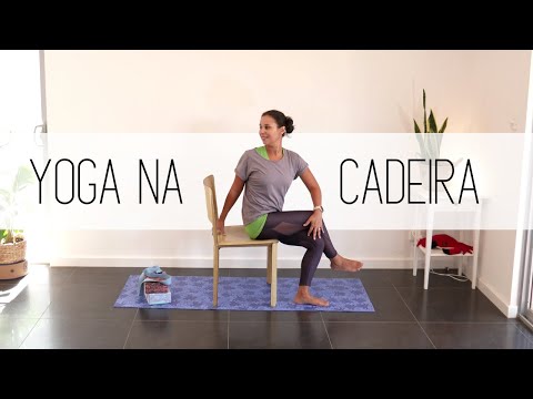 Exercícios De Yoga De Caráter Masculino Idosos. Idoso Que Se