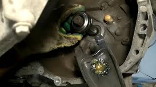 Смазка шарнира и вилки при монтаже сцепления на автомобиле Renault Logan 5МКП двигатель JH3