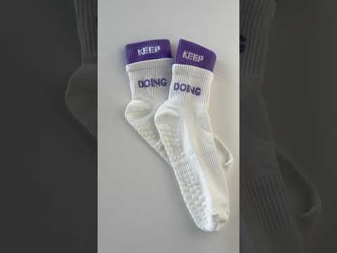 Шкарпетки для йоги та пілатесу антиковзні подовжені Біло-фіолетові, видео 1