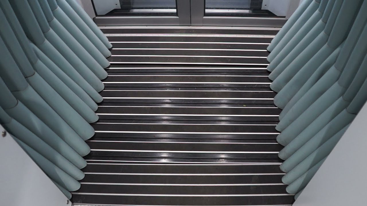 Wagenübergang eines Stadler Kiss (BLS Mutz) Bern Gleis 9