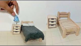 como hacer ALCOBA  miniatura con palitos de paleta - hacer cama y mesa de noche miniatura