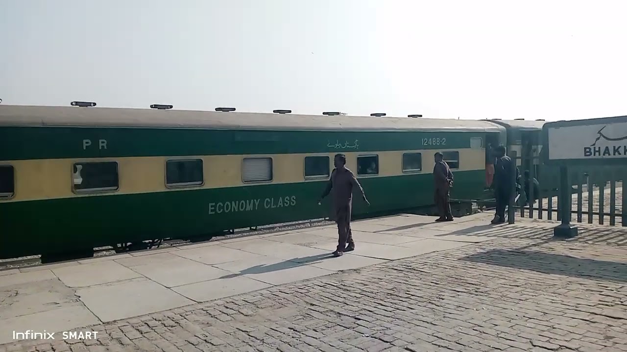 Amazing arrival of 129up Thal Express Queen of Thal Desert at Bhakkar railway station