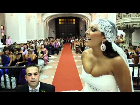 Maria le canta a Raul en el altar. Novia sorprende al novio en plena boda