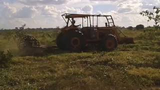 Roçando Campo Roçadeira de Arrasto com Trator Valmet