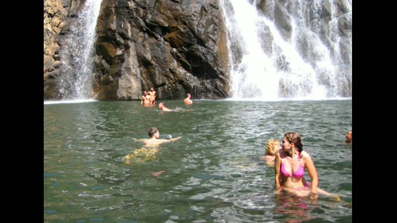 Водопад купаться. Купание в водопаде. Купаться в водопаде. Купание в водопаде на Алтае. Озеро водопад Дудхсагар под водой.