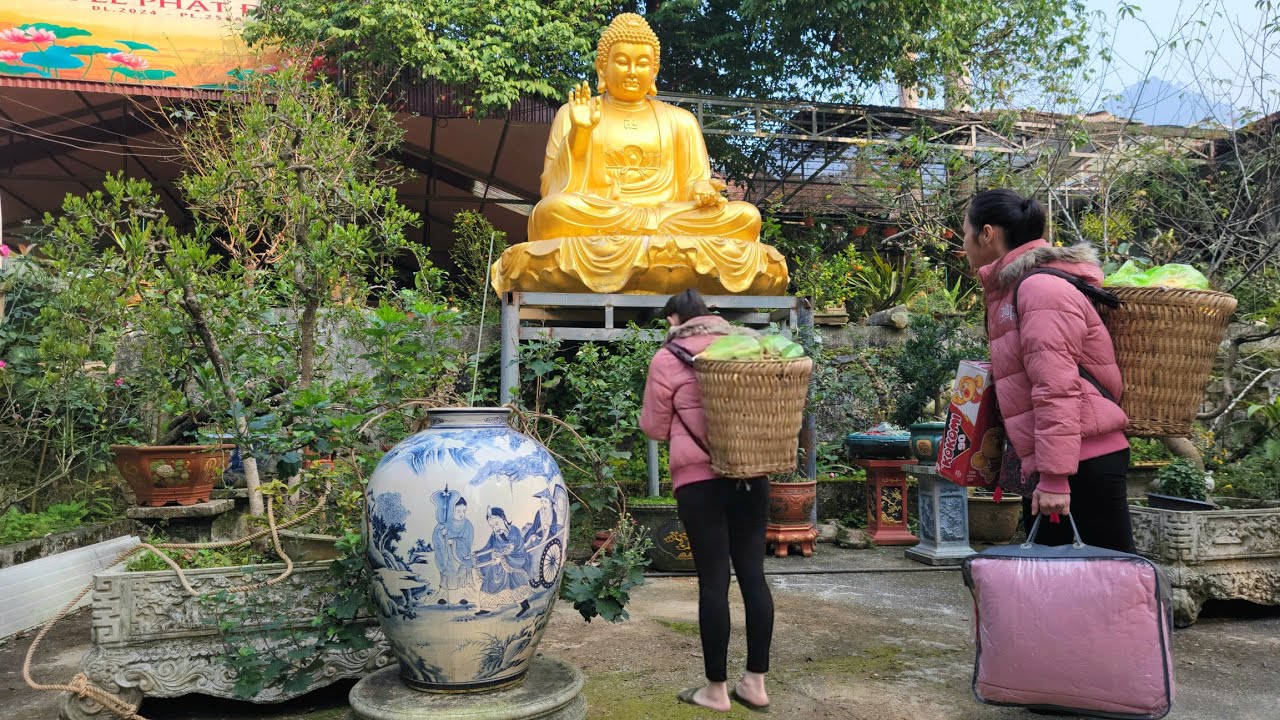 Going to the temple to receive charity gifts with Thao: A ray of hope in hard Days