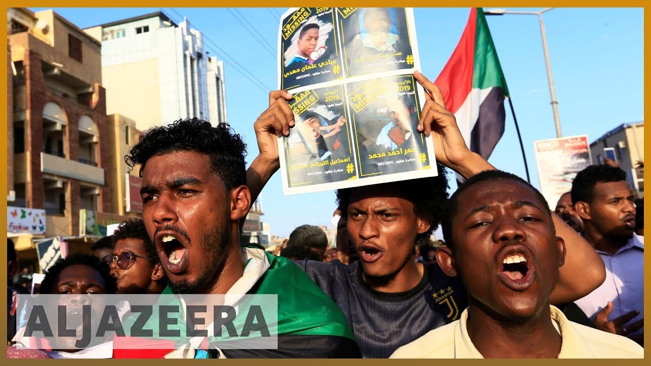 آلاف المتظاهرين في السودان يطالبون بحل حزب البشير