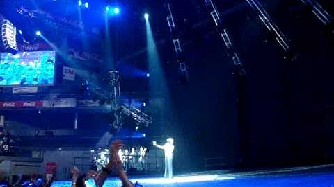 Kylie speaking Spanish