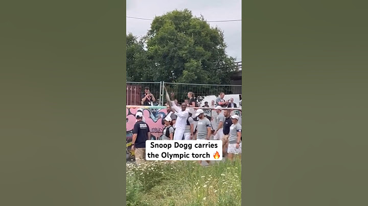 #SnoopDogg carries Olympic torch in Paris ahead of opening ceremony 🔥 #olympics #paris2024