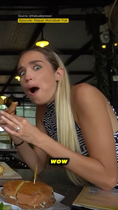 Bule Wadaw Makan Martabak Terang Bulan Nikmat Waw #reaksibule #buleriview #shorts #viralvideo