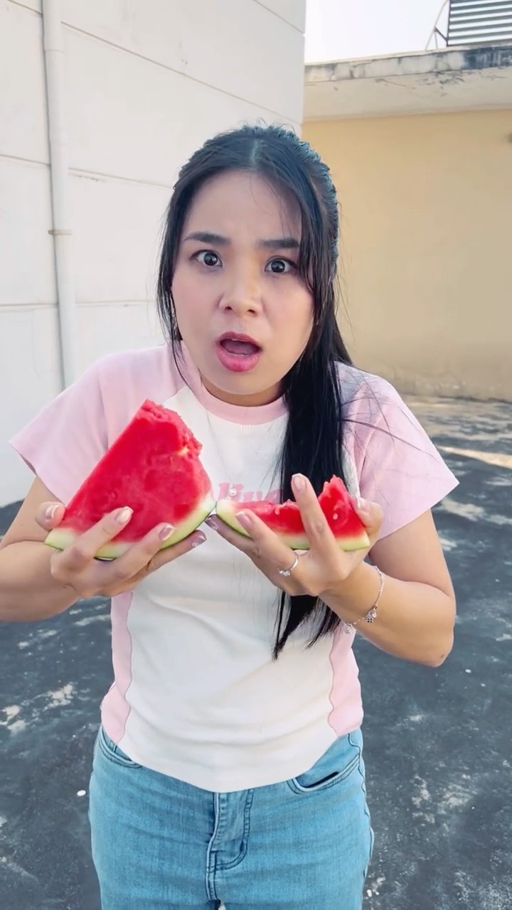 Su Hao comedy: secretly eat watermelon ?