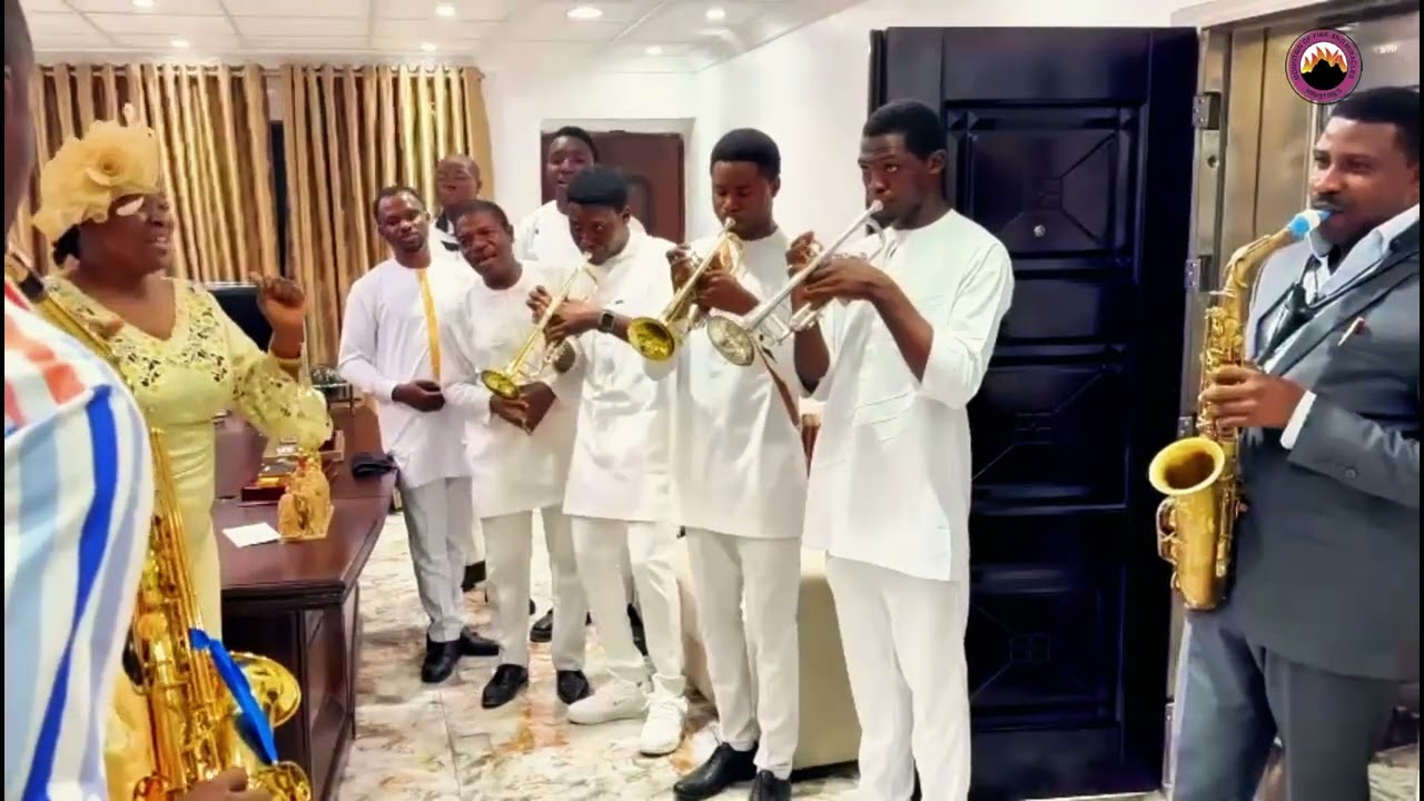 Элайджа Олукойя играет на саксофоне | Слава Богу | Мощный момент поклонения