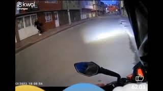 cuando piensan que la vas a robar en moto