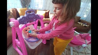 Lala bebek, Liza ve elif parka gidiyorlar, Salıncakta sallanıyor oynuyorlar, eğlenceli çocuk videosu