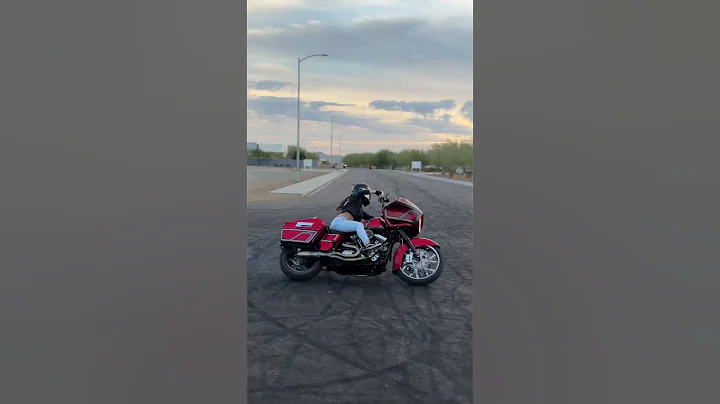 🥵 Learning how to drift and slide on my Harley-Davidson Road Glide #drifting #harleydavidson