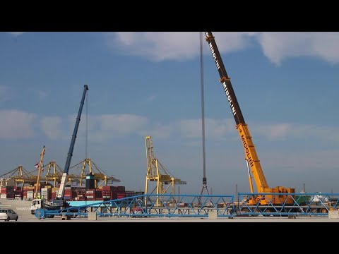 Porto di Trieste, il montaggio della maxi gru della piattaforma logistica