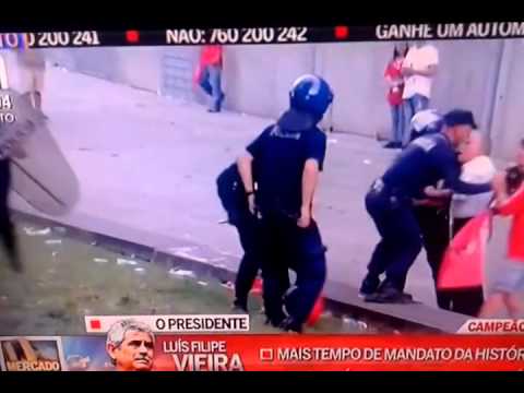 Pai (Adepto do Benfica) agredido à frente do filho!! 17-05-2015