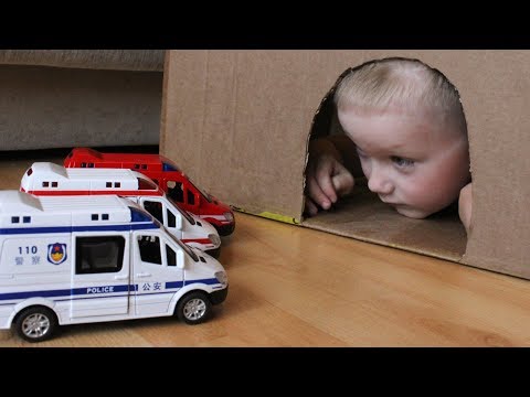 Сеня играет в машинки игрушки и спасает Полицейскую и Пожарную машины и Скорую помощь из пещеры