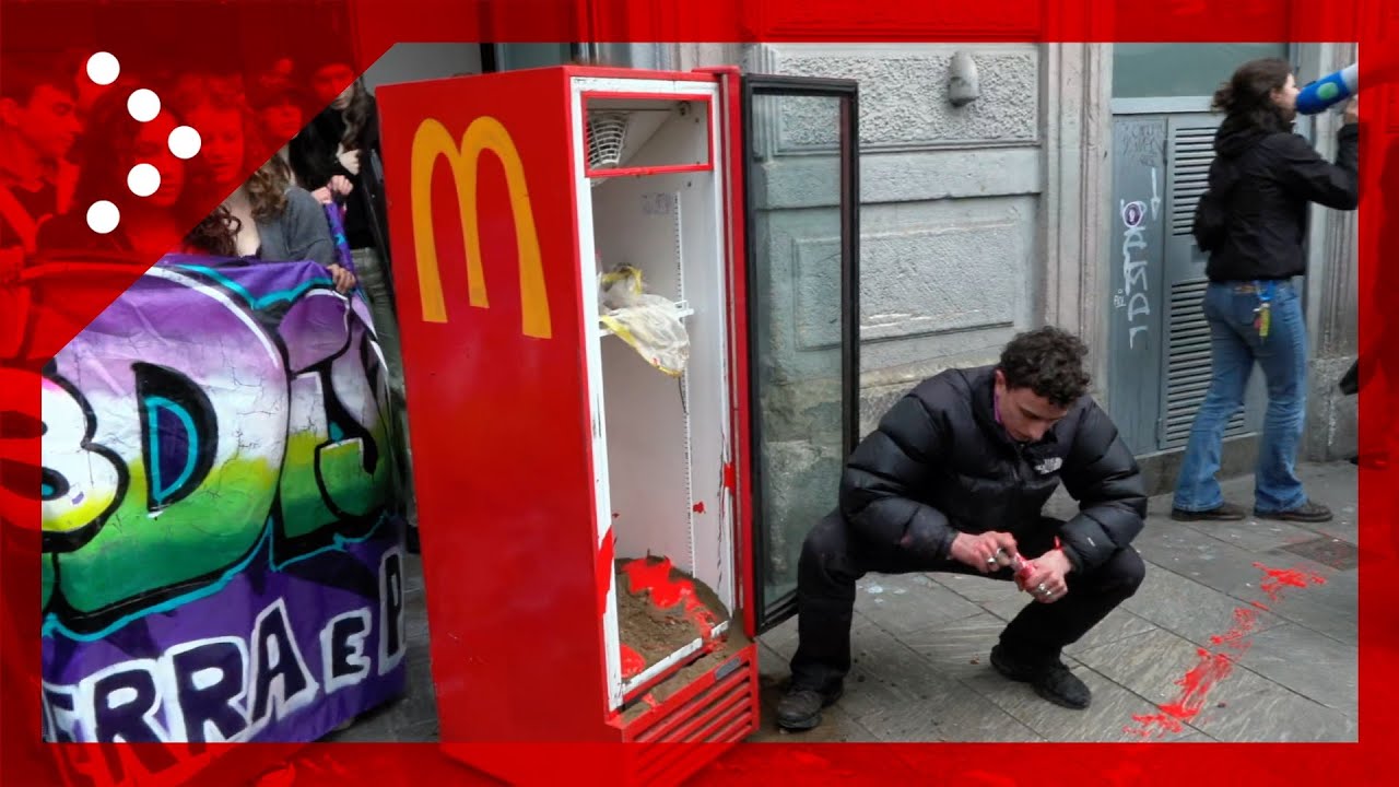 Corteo studentesco per l'8 marzo a Milano, azione contro McDonald's al ristorante di Porta Venezia