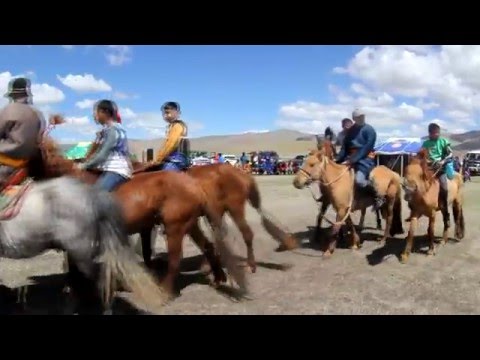 Видео: Монголия, великое путешествие на УАЗе -часть 3 - Скачки - trip to Mongolia horse racing