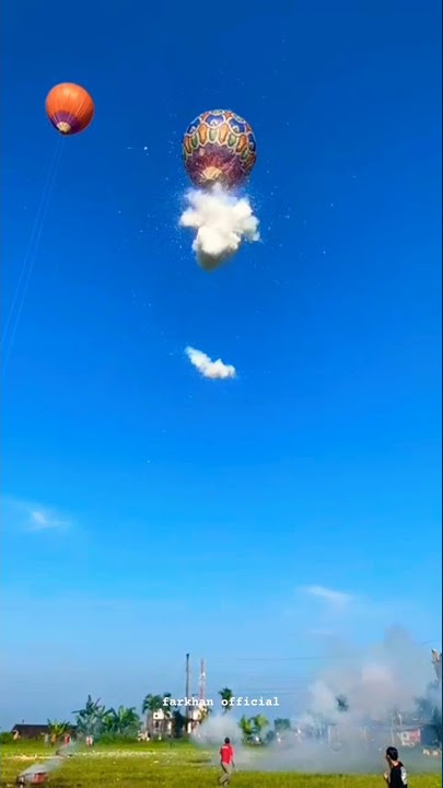 Download lagu Detik Detik Balon Udara Jebol‼️Akibat Ledakan Petasan Yang Begitu Kuat. 2023 Kliwonan Kertek #shorts