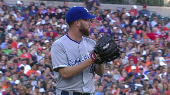 KC@DET: Royals turn a 5-4-3 double play