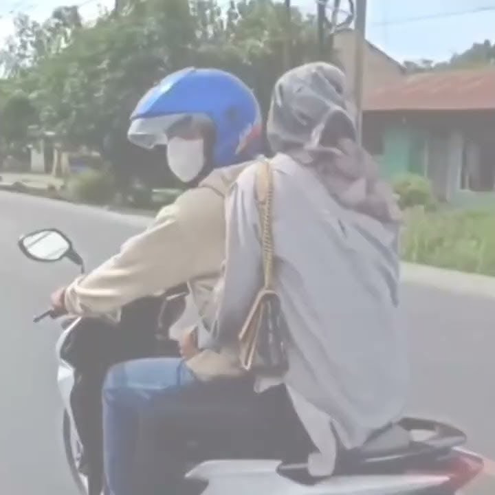 Akibat Pacaran Diatas Sepeda Motor | Video Lucu Saat Pacaran Diatas Motor