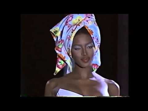 Naomi Campbell in Gianni Versace Spring/Summer 1995 - YouTube