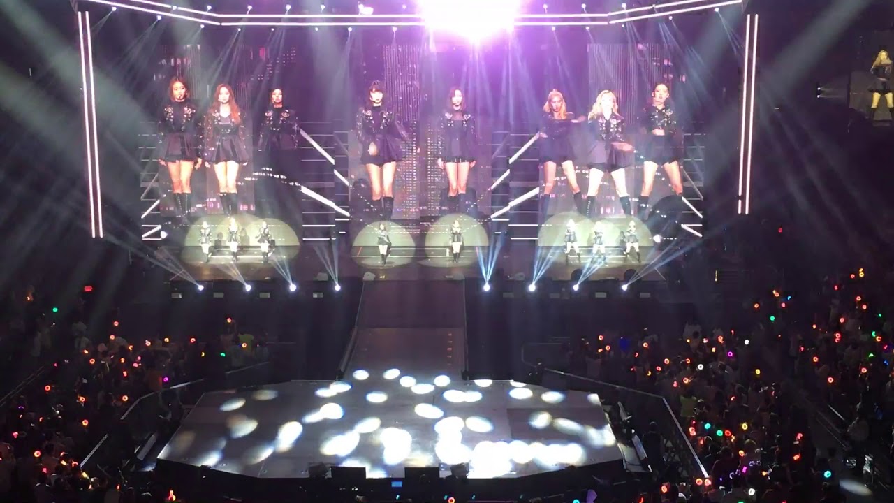 TWICE (트와이스) - Concert Intro + Stuck In My Head | TWICELIGHTS World Tour (Chicago) 190723 | FanCam