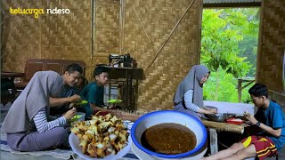 hujan deras seharian tak reda, membuat pangsit cireng nasi bumbu kacang, camilan untuk keluarga