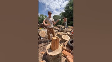 Using the flick method to split oak 📈🪵 #firewoodbusiness #wood #firewood