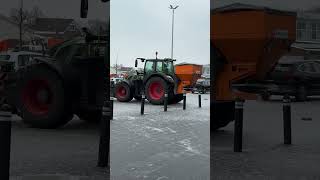 Helden des Winters: bei überfrierender Nässe (Blitzeis) kann uns nur noch der Traktor & Salz helfen @pduesp