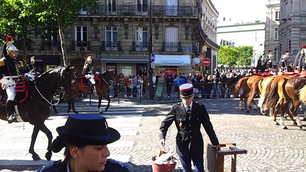 La Garde Republicaine se prepare a defiler, 14 Juillet 2012