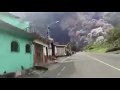 Guatemala gente que corre para salvaguardar su vida ante la erupcin del volcn
