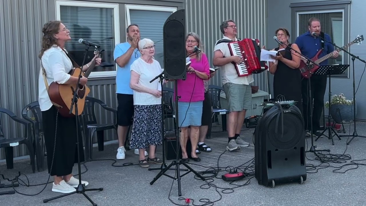 Axplock från sångstund i Alfta 24 juli 2025 ”Namnet framför andra namn är Jesus!”