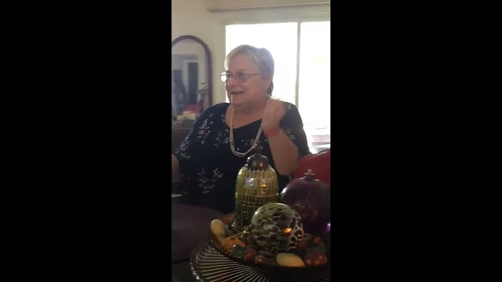 Anna Andrews sings the The Chiquita Banana Song