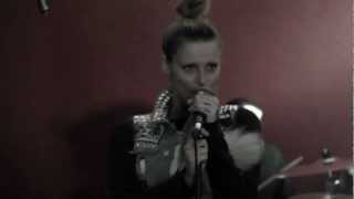 Video thumbnail of "Jennifer Rostock - 3 Millionen Schatten (Im Probekeller)"