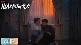 Heartstopper | El Primer Beso De Charlie Y Nick ( Clip Latino / Temporada 1 ) Netflix