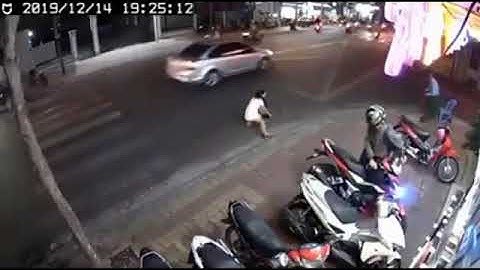 Cô gái bị cướp túi xách ngã xuống đường - Thông tin cư dân