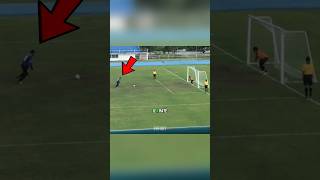 IL RATE SON PENALTY... MAIS LE BALLON FAIT L’IMPOSSIBLE ! ⚽😱