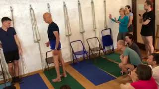 Эял Шифрони: йога со стулом